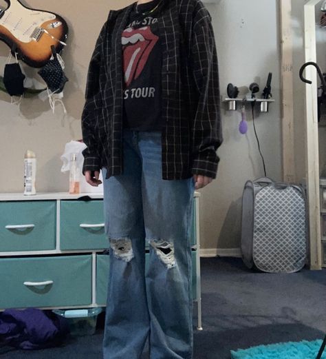 baggy ripped jeans flannel Flannel With Baggy Jeans, Y2k Nonbinary Fashion, Flannel And Baggy Jeans Outfit, Baggy Jeans Outfit Y2k Grunge, Grunge Outfits Baggy Jeans, Grunge Nonbinary, Gray Jeans Outfit Fall, Baggy Ripped Jeans Outfit, Ellie Costume