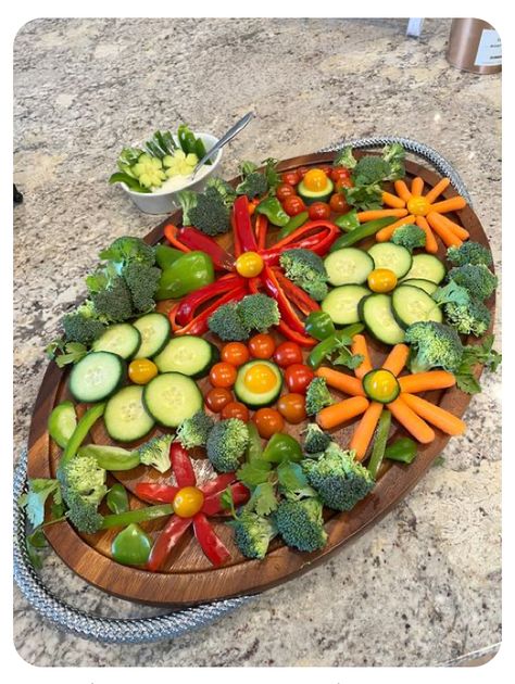 Peace Sign Vegetable Tray, Veggie Flower Charcuterie, Veggie Tray Birthday Party, Flower Shaped Veggie Tray, Arranging Vegetable Trays, Flower Veggie Board, Decorative Veggie Tray, Fairy Veggie Tray, Flower Vegetable Tray