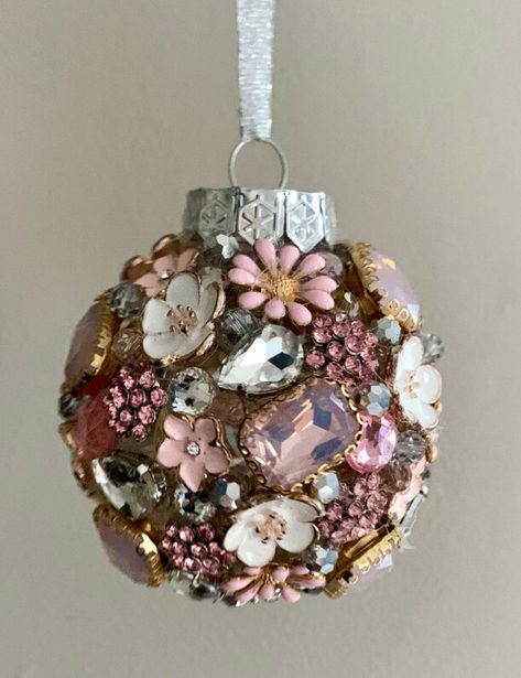 Dollar Store Diy Christmas, Wreaths Diy Christmas, Jewel Ornaments, Old Jewelry Crafts, Costume Jewelry Crafts, Diy Christmas Wreaths Ideas, Christmas Wreaths Ideas, Jeweled Christmas, Jewelry Christmas Tree