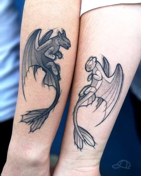 19 How To Train Your Dragon Tattoos To Admire - Body Artifact Light Fury Tattoo, Toothless Dragon Tattoo, Fury Tattoo, Httyd Tattoo, Hase Tattoos, Toothless Tattoo, Disney Couple Tattoos, Night Fury And Light Fury, Pair Tattoos