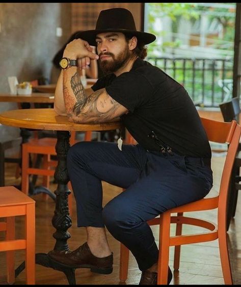 Outfit Sombrero, Portraits Men, Fedora Hat Outfits, Photo Men, Musician Portraits, Mens Hats Fashion, Refined Fashion, Mens Casual Outfits Summer, Masculine Style