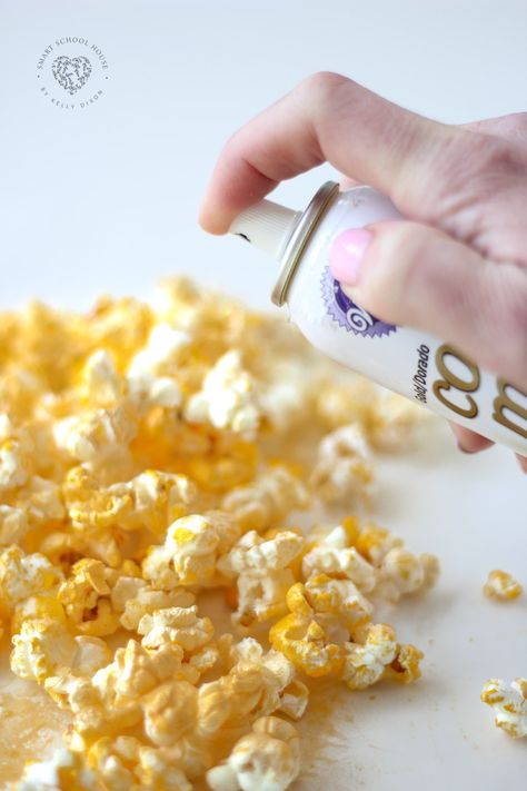 Use gold color mist to make gold popcorn! #Popcorn Homemade Mozzarella Sticks, Silver Food, Buffalo Chicken Nachos, Gold Popcorn, Honey Chipotle Chicken, Golden Bday, Crescent Roll Pizza, Rainbow Treats, Popcorn Mix