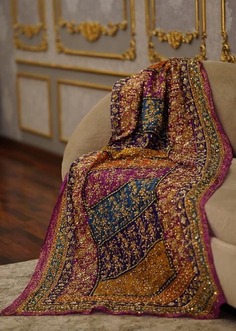 Multi Dupatta Suits, Wedding Dupatta Style, Pakistani Dupatta Style, Shawl Design Ideas, Pakistani Duppata, Designer Dupatta Ideas, Shawl Outfits, Shawl Pakistani, Colorful Dupatta