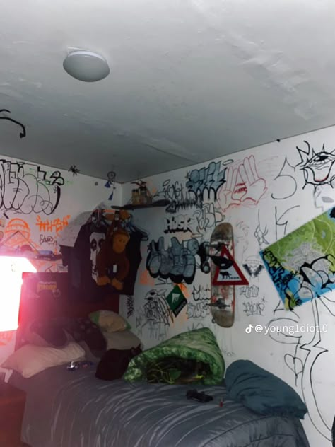 Wall Graffiti Ideas, Graffiti Room Ideas, Skater Room Ideas, Grafitis Ideas, Alternative Room, Graffiti Bedroom, Graffiti Room, Graffiti Ideas, Wall Graffiti