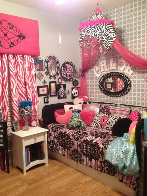 Paris zebra mixed patterned girl bedroom Early 2000s Bedroom, Bedroom 2000s, Gyaru Room, Mcbling Room, 2000s Bedroom, Zebra Bedroom, 2000s Room, Zebra Room, Y2k Bedroom