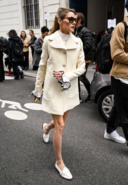 29.160 fotos e imágenes de alta resolución de Olivia Palermo - Getty Images Olivia Palermo Summer, Beige Coat Outfit, Olivia Palermo Hair, Estilo Olivia Palermo, Olivia Palermo Style, Day At The Races, Dramatic Classic, Beige Coat, Style Goals