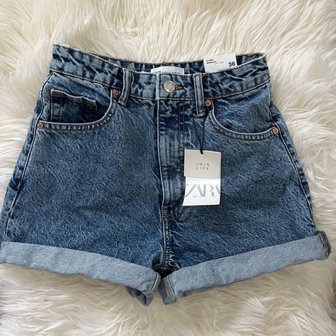 Zara high waisted shorts Zara Shorts Denim, Zara Denim Shorts, Shorts Aestethic, Fame Clothes, Zara Jean Shorts, Zara Clothes, Baseball Jacket Outfit, Short Zara, Shorts For Girls