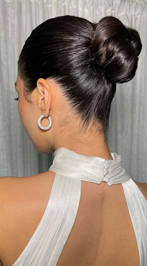 Wedding Updo High Bun, Middle Part High Bun, Mid Bun Hairstyles, Updo Simple, 4c Natural Hairstyles Short, Updo Chignon, Hairstyle Girls, Hairstyle Cute, High Updo