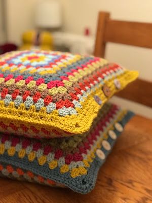 Mustard Granny Cushion (free pattern) Crocheted Pillows, Crochet Cushion Covers, Motifs Granny Square, Crochet Cushion Pattern, Cushion Cover Pattern, Crochet Blanket Pattern Easy, Crochet Pillow Cover, Crochet Geek, Confection Au Crochet