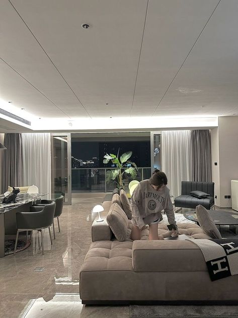 Gangnam Apartment Luxury, Apartment Interior Modern Luxury, Rich Korean Apartments, Aesthetic Studio Apartment Ideas, Korea Apartment Aesthetic, Unrealistic Things I Want In My House, Korean House Aesthetic, Apartment Aesthetic Luxury, Korean Luxury Apartment