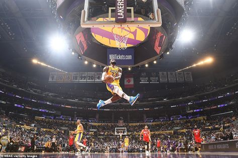 NBA photographer Andrew D. Bernstein shot the picture, which went viral shortly after its ... Nba Photography, Lebron James Dunking, Lebron James Poster, Jordan Pictures, Lebron James Wallpapers, Nba Lebron James, Michael Jordan Pictures, Basketball Wallpapers, Lebron James Lakers