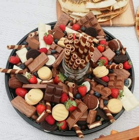 Chocolate Graze Board, Late Night Snacks For Party, Christmas Sweet Platter Ideas, Chocolate Grazing Board, Chocolate Buffet Ideas, Chocolate Platter Board, Dessert Grazing Platter, Sweet Platter Ideas Parties, Sweet Grazing Platter