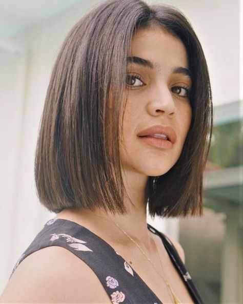 Winter Haircuts, Haircuts For Round Faces, Medium Bob Haircut, Straight Hair Cuts, Medium Bob Hairstyles, Chin Length Hair, Long Bob Haircuts, Shoulder Length Hair Cuts, Round Face Haircuts