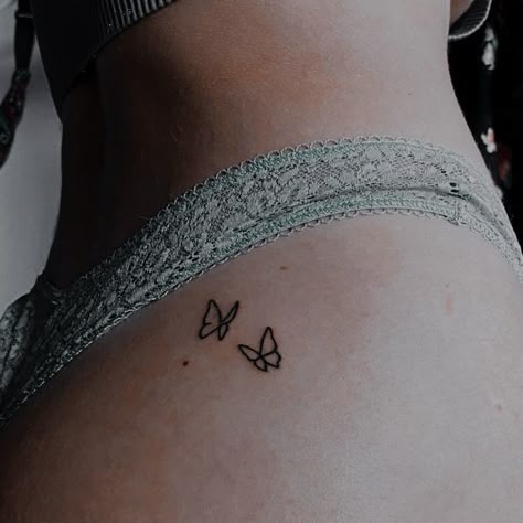 Tattoo Ideas Butterfly Back, Small Lower Belly Tattoos For Women, Simple Edgy Tattoos, Nature Nails, Tattoo Nails, Painting Hair, Small Girly Tattoos, Quotes Workout, Usa Tattoo