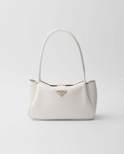 White Designer Purse, White Summer Bag, White Bag Aesthetic, Hand Bag Outfit, White Prada Bag, White Designer Bag, Trendy Designer Bags, Designer Handbags Prada, Hand Bags Designer