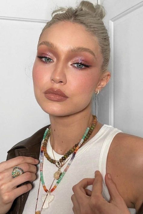 Gigi Hadid Makeup, Natural Eyeshadow Looks, Pink Eye Makeup Looks, No Make Up Make Up Look, Pink Eyeshadow Look, Mekap Mata, Pink Eye Makeup, Matte Skin, Smink Inspiration