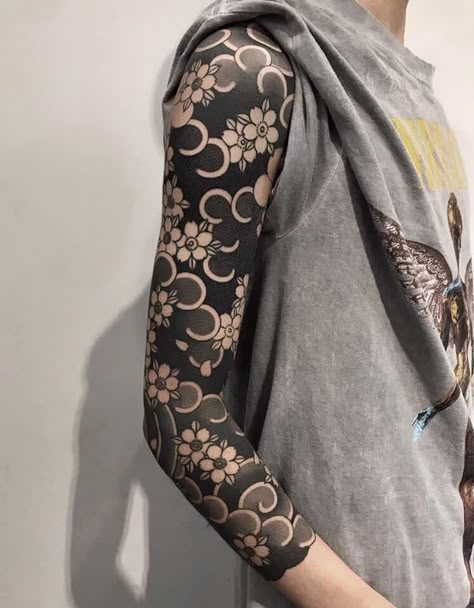 Tattoo Japanese Style, Japanese Flower Tattoo, Yakuza Tattoo, Full Sleeve Tattoo Design, Blackout Tattoo, Full Arm Tattoos, Japan Tattoo Design, Irezumi Tattoos, Tattoos Geometric