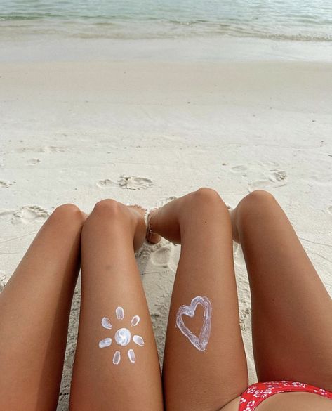 Best Beach Poses, Poses With Friends, Beach With Friends, Beach Photo Inspiration, Beach Poses With Friends, Cute Beach Pictures, Photos Bff, Summer Picture Poses, Photo Summer