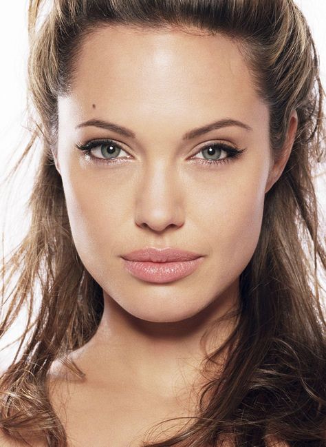 angie and her perfect golden ratio face. Angelina Jolie Makeup, Angelina Jolie Photos, Jolie Pitt, James White, Actrices Hollywood, Foto Art, Angelina Jolie, Eyebrows, Beautiful People