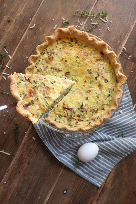 Classic French Quiche Lorraine — accent golden Classic Quiche Lorraine Recipe, Quiche Recipes Homemade Crust, Quiche Crust Recipe Easy, Quiche Pastry Recipe, French Quiche Recipes, Quiche Flavors, Quiche Base Recipe, Quiche Florentine Recipe, Quiche Lorraine Recipes