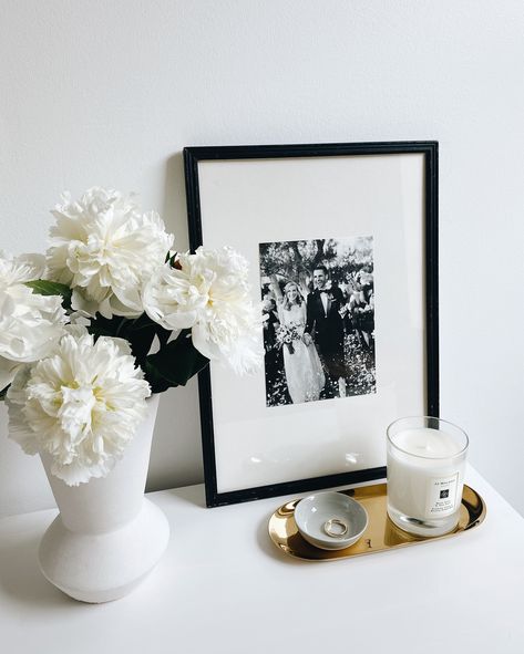 Feminine Office Wall Art, Displaying Photos On Table, Photo Frame On Table, Wedding Photo Frame Ideas, Photo Frame Aesthetic, Frames Aesthetic, Photo Frame Decor, Frame Styling, Photo Frame Ideas