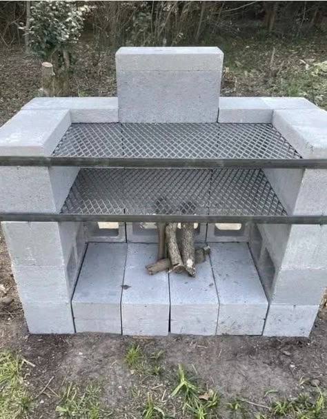 Block Fire Pit, Cinder Blocks Diy, Cinder Block Fire Pit, Brick Bbq, Diy Outdoor Fireplace, Outdoor Barbeque, Cinder Blocks, Fire Pit Designs, Cinder Block