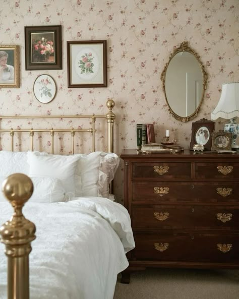 Prairie Bedroom Aesthetic, Floral Antique Bedroom, Feminine Victorian Bedroom, Grandmas House Bedroom, French Cottage Core Bedroom, 40s Bedroom Aesthetic, French Bedroom Aesthetic Vintage, Vintage Fall Bedroom Decor, Granny Core Aesthetic Bedroom