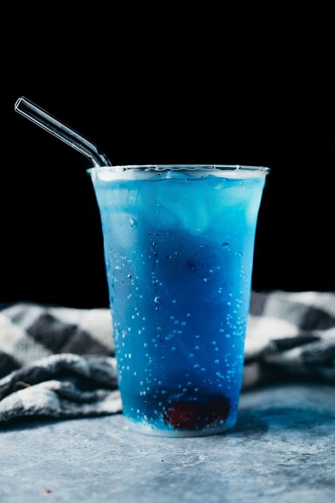 Ocean Water Drink, Sprite Recipe, Sonic Water, Sonic Ocean Water, Summer Mixed Drinks, Christmas Tree Water, Blue Juice, Blue Drinks, Lemon Drink