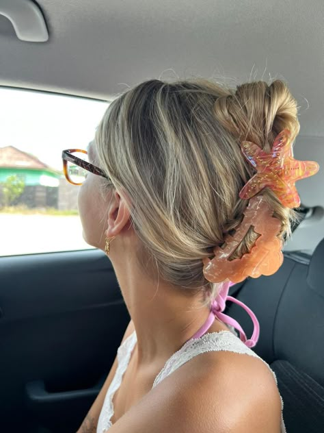 Hairstyle claw clips Hair Inspo Claw Clip, Hairstyles Hot Day, Hair Up In Claw Clip, Double Claw Clip Hairstyles, Coastal Hairstyles, Hair Styles With Barrettes, Summer 2024 Hair, Hairstyles With Claw Clips, Carnival Hairstyles