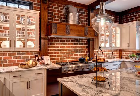 Amazing Kitchens Design, White Brick Wall Kitchen, Red Brick Kitchen, Kitchen With Brick, Exposed Brick Kitchen, Brick Wall Kitchen, Dapur Rustic, Brick Kitchen Backsplash, Warehouse Kitchen