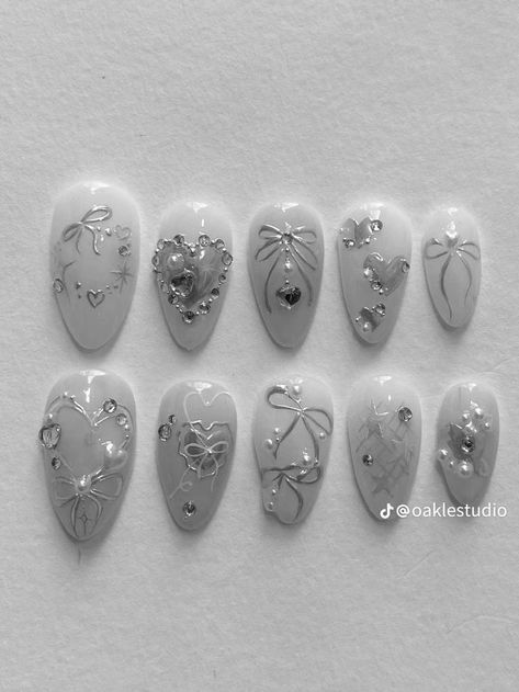 Pearl Silver Nails, Short Nail Designs Silver, Silver Douyin Nails, White Gothic Nails, Simple Douyin Nails, Silver Bow Nails, White Metallic Nails, Silver Pink Nails, Nails Ideas Chrome