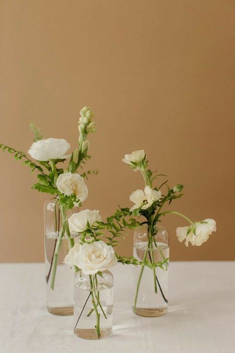 bud vases Bud Vases Wedding, Bud Vase Centerpiece, Wedding Vases, White Wedding Flowers, Vase Arrangements, Deco Floral, Table Flowers, Pretty Wedding, Bud Vase