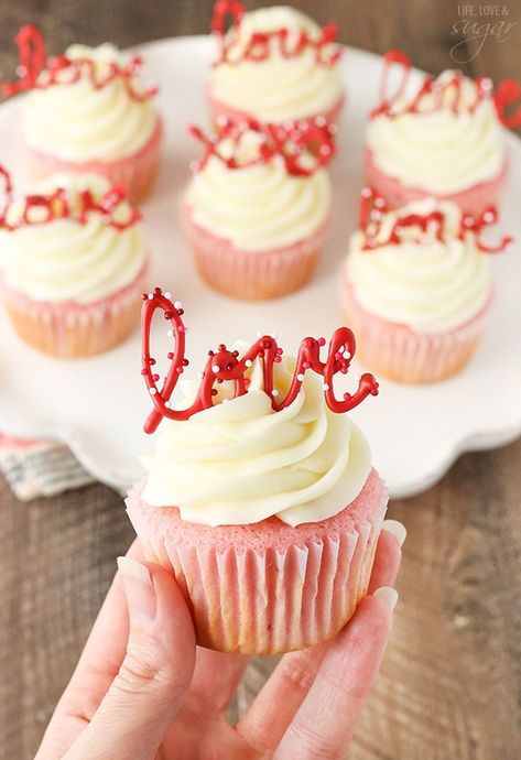 Strawberry Cupcake Recipes, Valentines Desserts, Cupcake Cream, Valentines Cake, Valentines Treats, Valentines Baking, Cupcakes With Cream Cheese Frosting, Valentine Day Cupcakes, Easy Valentines