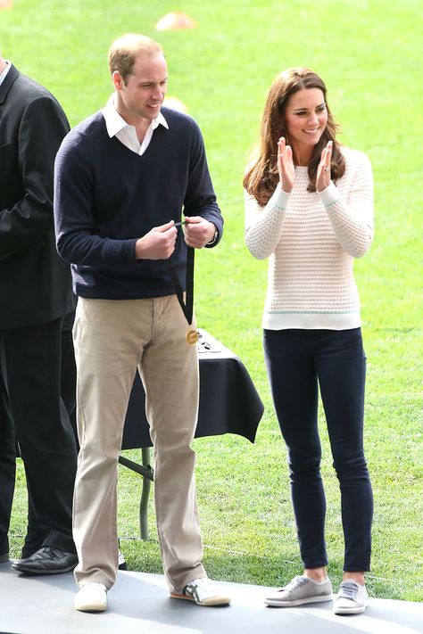 Sweater Weather Kate Middleton Stil, Kate Middleton Style Outfits, Kate Middleton Fashion, Climbing Outfits, Grey Tennis Shoes, Looks Kate Middleton, Will And Kate, Kate Middleton Outfits, Tennis Shoes Outfit