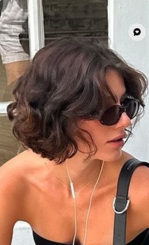 Wavy Bob Chin Length, 90s Wavy Bob, 90s Bob Curly, 90s Short Hair Curly, French Curly Bob, Messy French Bob, Short Curly Layered Bob, French Bob Wavy Hair, Curly French Bob With Bangs