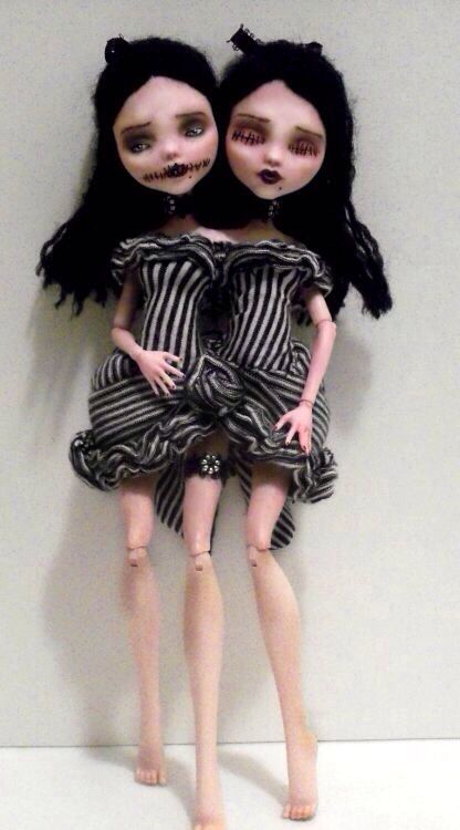 Conjoined twin goth dolls. Evelyn Evelyn, Doll Horror, Goth Dolls, Twin Dolls, Conjoined Twins, Doll Customs, Custom Monster High, Custom Monster High Dolls, Crystal Skulls