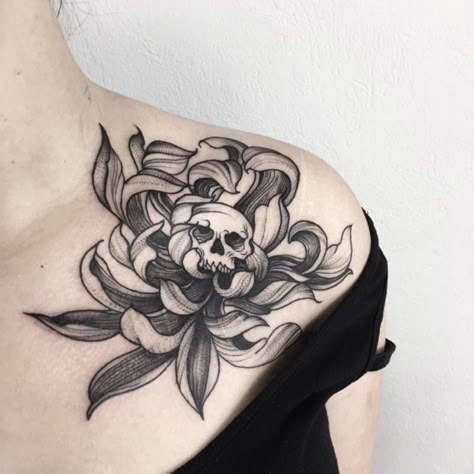 Ladies Skull Tattoo, Skull Chrysanthemum Tattoo, Spooky Calf Tattoo, Evil Flower Tattoo, Crisantemo Tattoo, Tattoo Fairy, Gotik Tattoo, Butterfly Lady, Chrysanthemum Tattoo