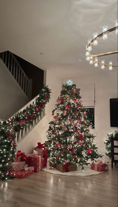 Dream Christmas Decor, Christmas House Background, Big House Christmas Decor, Christmas House Interior, Southern Christmas Decor, Inside Christmas Decorations, Christmas Decorations House, House Decor Christmas, Christmas House Decorations