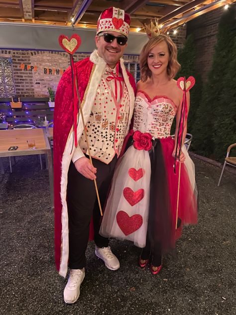 Deck Of Card Costume, King Of Spades Costume, Queen And King Of Hearts Costume, Queen Of Hearts Couple Costume, King And Queen Of Hearts Costume, King Of Hearts Costume, King And Queen Costume, College Costume Ideas, Alice In Wonderland Costume Ideas