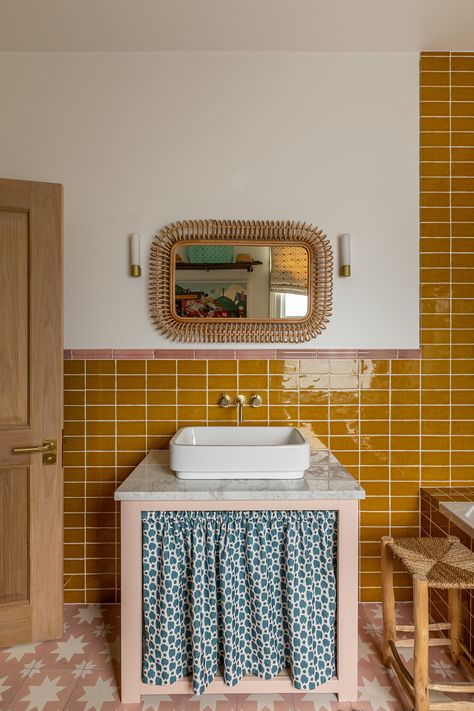 Cottage bathroom ideas: 22 practical spaces full of character | Clad Home, Yellow Tile, Bad Inspiration, Interior Vintage, Casa Vintage, Yellow Bathrooms, Bathroom Color, Bathroom Colors, Bathroom Inspiration