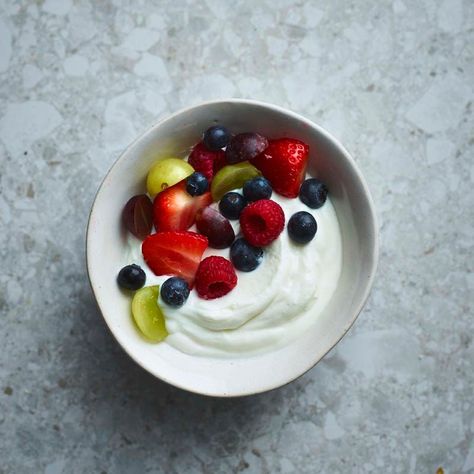 0% fat natural Greek yogurt with fruit | Healthy Recipe | WW UK Greek Yogurt With Fruit, Drinking Yogurt, Plain Greek Yogurt Recipes, Yogurt With Fruit, Dorm Snacks, Healthy Parfait, Fruit And Yogurt, Mayo Salad, Tomato Cucumber Salad