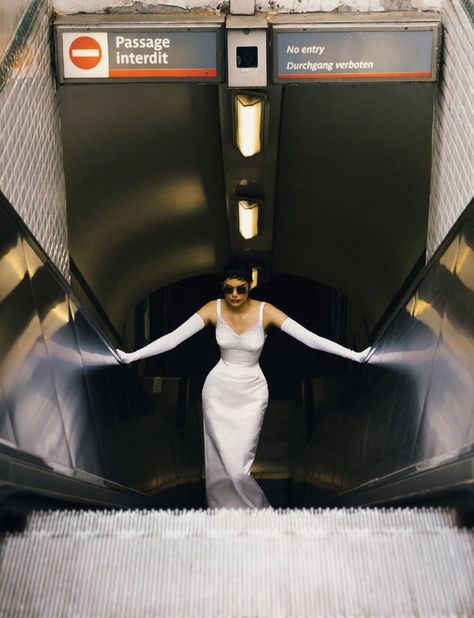 Street Fashion Shoot, Runaway Bride, Richard Quinn, Vogue China, Fashion Photography Inspiration, City Photography, 인물 사진, City Style, Fashion Photoshoot