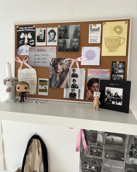 Vision Board Bedroom, Desk Wall Collage, Aesthetic Room Retro, Desk Cork Board Ideas, Cork Board Decoration, Vision Board Bedroom Wall, Vision Board Room Decor, Coquette Board, Vision Bulletin Board Ideas