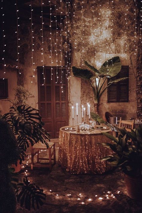 1950s Date Night, Garden Date Night, Mallorca Elopement, Candle Light Dinner Ideas, Romantic Dinner Tables, Romantic Candle Dinner, Romantic Dinner Decoration, Dream Dates, Romantic Surprise