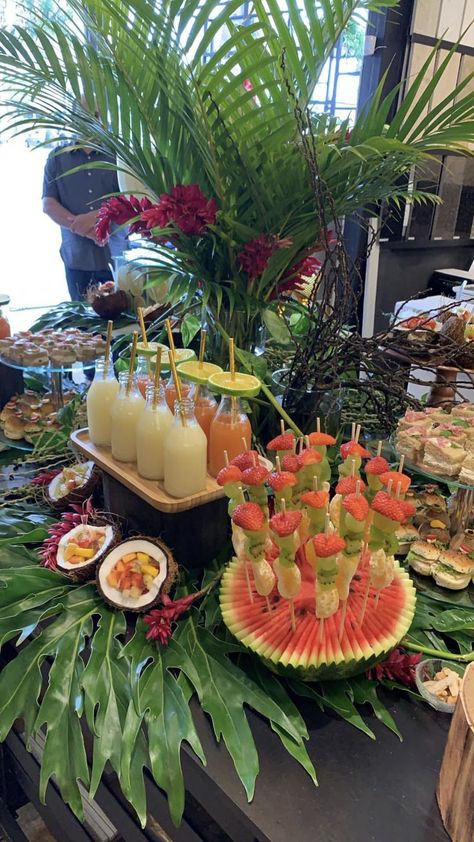 Hawaiian Dessert Table Ideas, Modern Hawaiian Party, Havana Themed Party Decorations, Havana Nights Decor, Pool Party Food Ideas For Adults, Copacabana Party, Brunch Party Food, Tropical Table Setting, Caribbean Theme Party