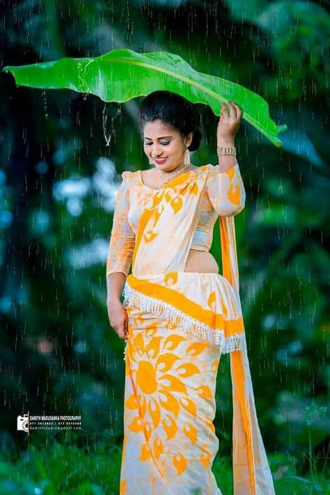 Kandyan Bathik Saree, Sri Lanka Saree, Bathik Saree, Kandyan Saree, Bridal Buns, Sari Designs, Batik Saree, Sari Wedding, Bridal Sari