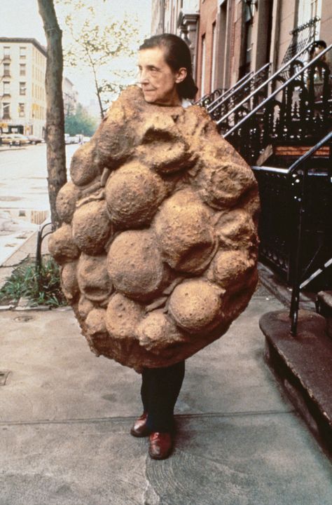 Louise Bourgeois Art, James Ensor, Max Ernst, Louise Bourgeois, Guggenheim Museum, Landscaping Design, Feminist Art, Sculpture Installation, Short Hair With Layers