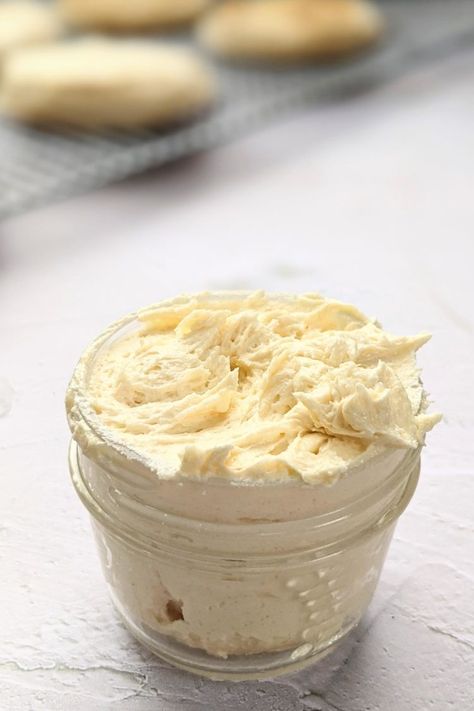 Fluffy Vanilla Buttercream, Maple Butter Recipe, Flavored Butter Recipes, Butter Recipes Homemade, Maple Butter, Flavored Butter, Vanilla Buttercream Frosting, Breakfast Pastries, Pastry Cream