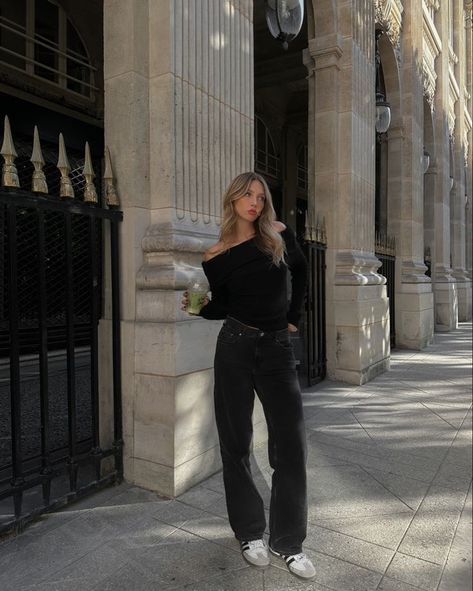 black off shoulders top with baggy jeans Black Top Outfit, Shoulder Tops Outfit, Off The Shoulder Top Outfit, Black Pants Outfit, Samba Outfit, Looks Jeans, Look Adidas, Money Fashion, Black Jeans Outfit