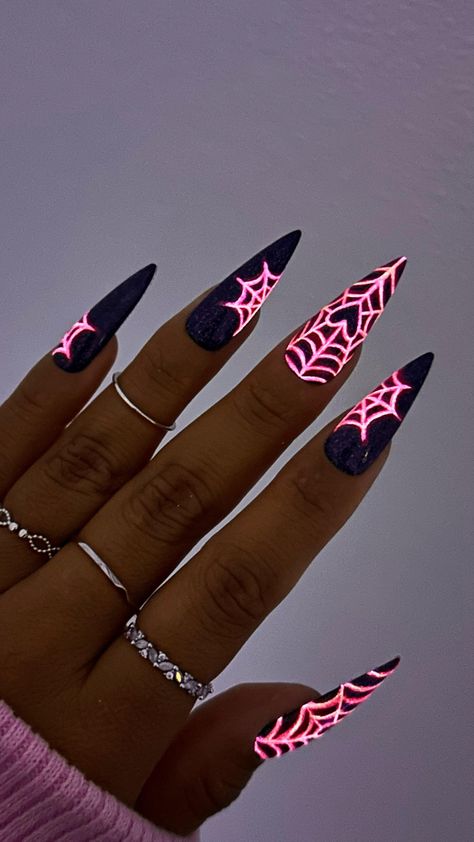 All posts • Instagram Halloween Nail Art Tutorial, Halloween Nails Easy, Heart Nail Designs, Goth Nails, Glow Nails, Dark Look, Halloween Nail Designs, Art Halloween, Halloween Nail